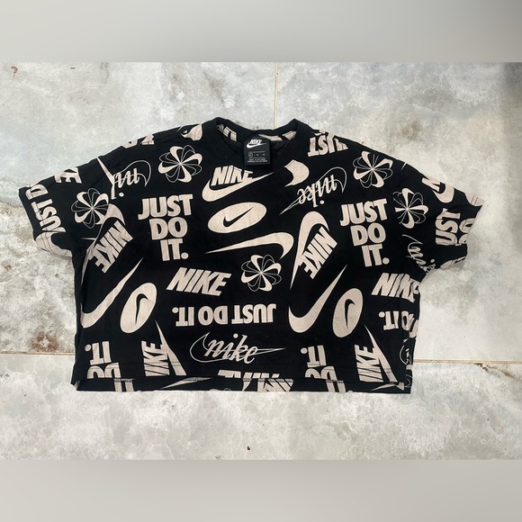 Nike Black Graphic Crop Tee - Picture 4 of 9